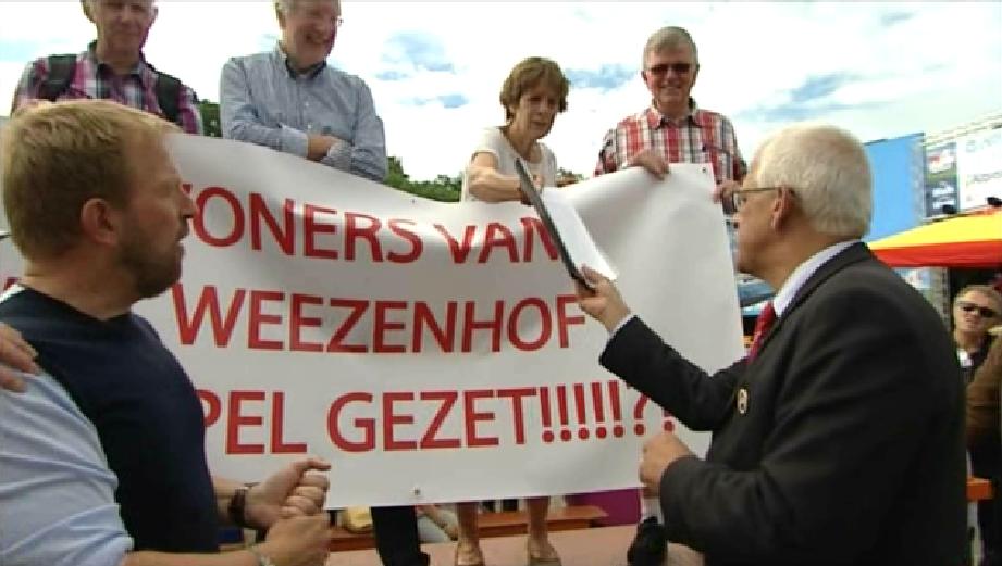 foto handtekeningen overhandigen